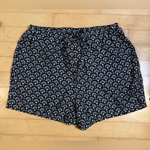 Torrid Pull-on Drawstring Shorts Women’s Size 2X Set of Two Black and White - Picture 2 of 6